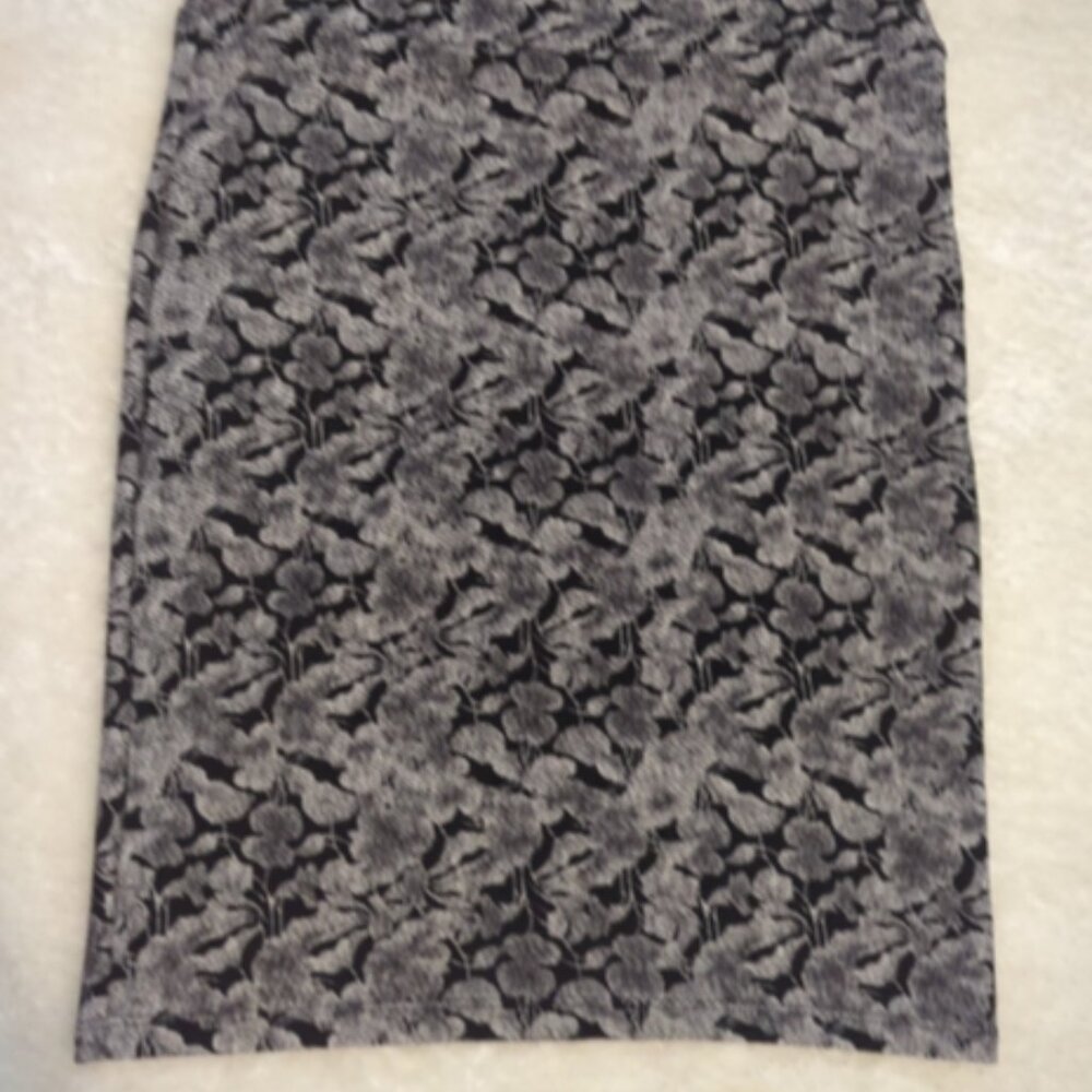 LuLaRoe Cassie Pencil Skirt With Black & White Floral Design Size S